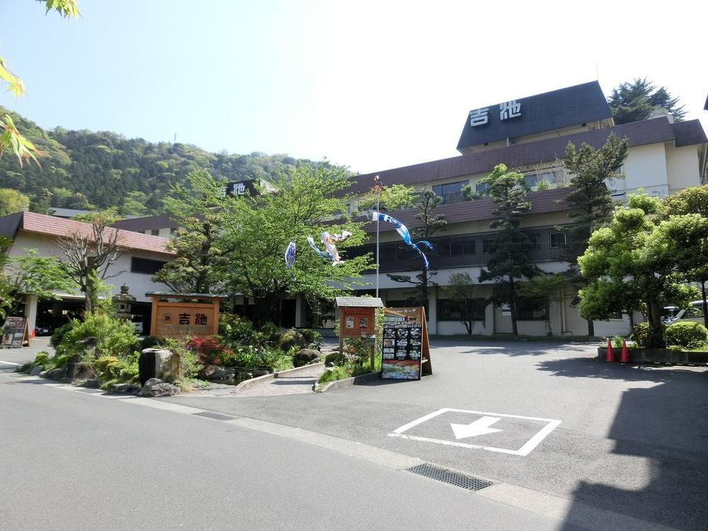 日本温泉地的旅馆建筑外观